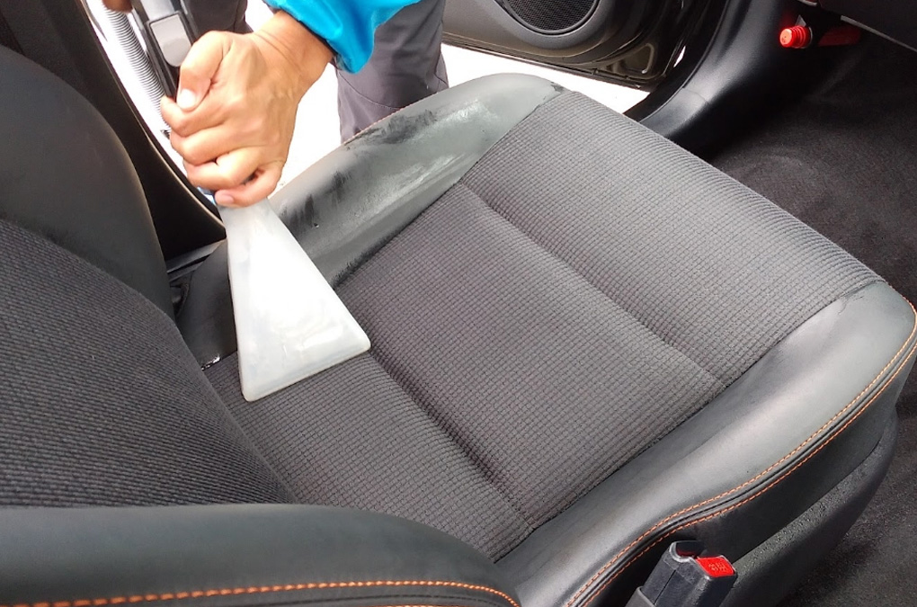 清潔で快適な車内環境を実現する徹底クリーニング